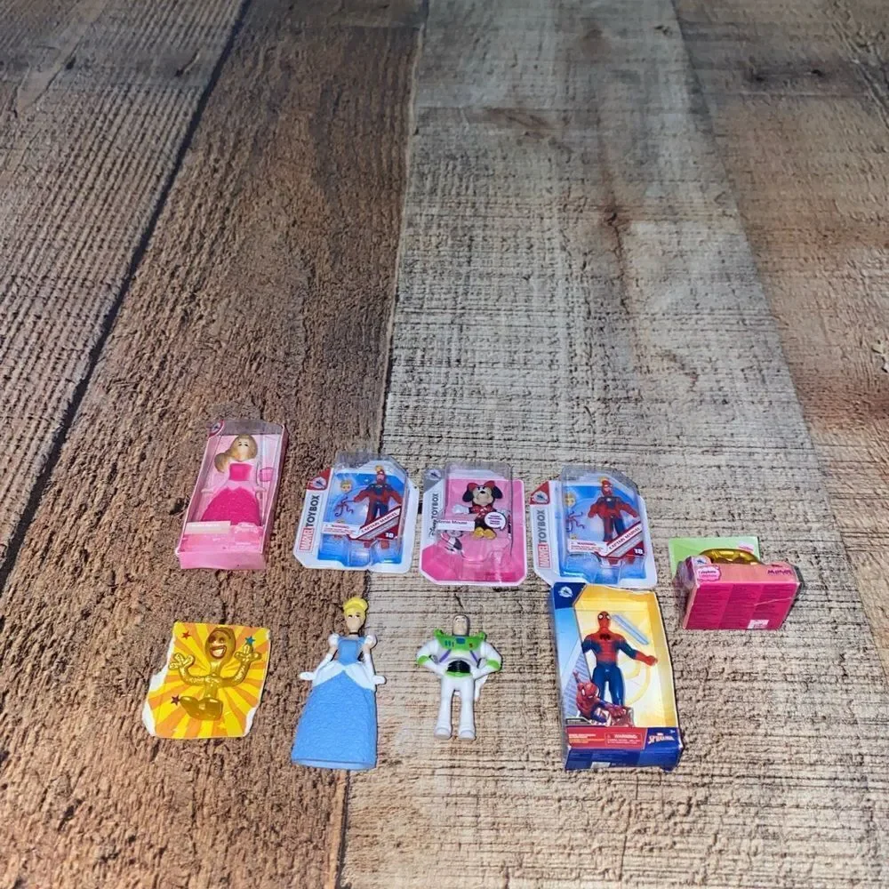 💜 zuru  mini brands lot of 9 figurines.